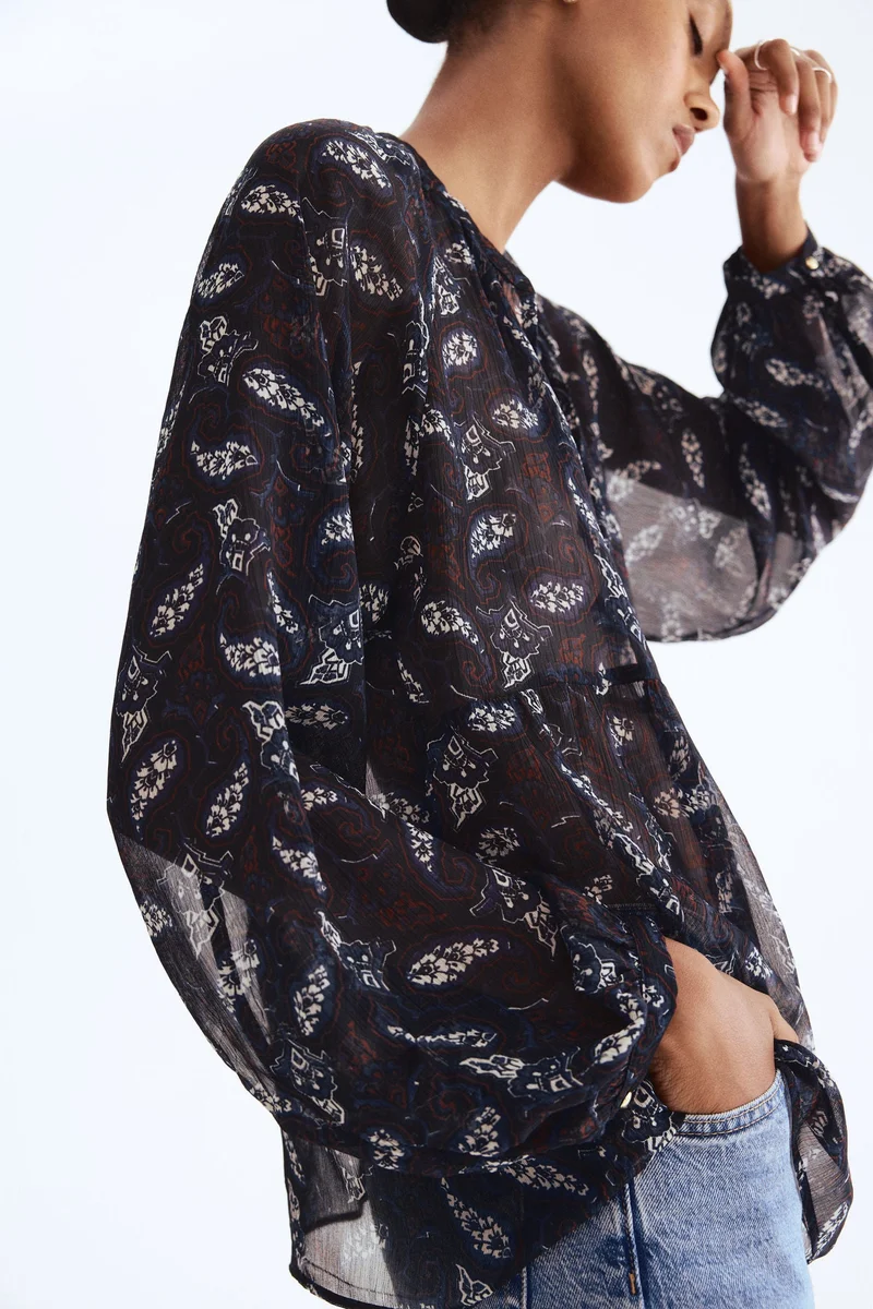 اتش اند ام بلوزة من الشيفون بتصميم منقوش