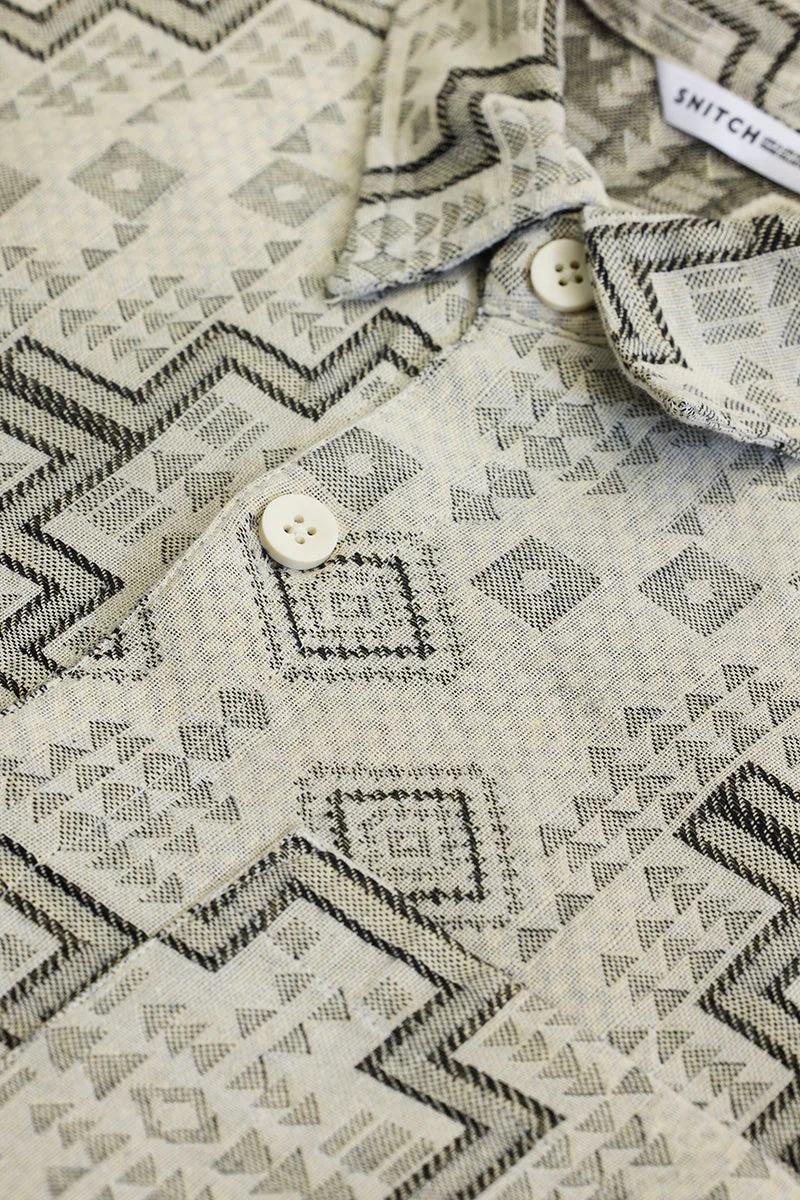 سنيتش قميص خارجي بقصة عادية بنقش هندسي كريمي