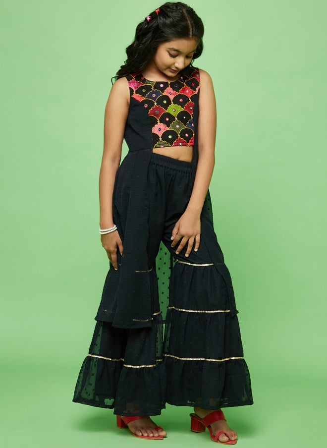 أيه كيه إس طقم كورتا وشرارة مطرز هندسي أسود للفتيات - Image 4