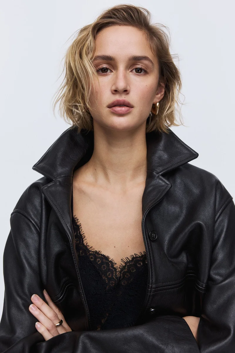 اتش اند ام بلوزة بحمالات كتف رفيعة وحواف دانتيل