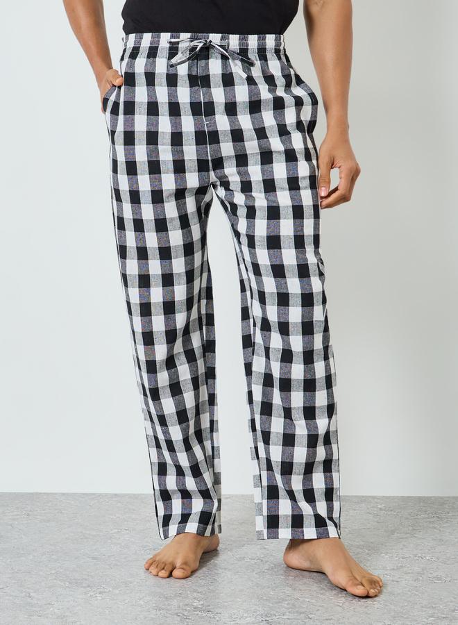 ستايلي طقم بيجاما رجالي تيشيرت أسود مطبوع وبنطلون كاروهات - Image 4