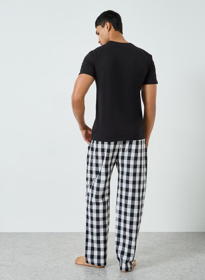ستايلي طقم بيجاما رجالي تيشيرت أسود مطبوع وبنطلون كاروهات - Image 5