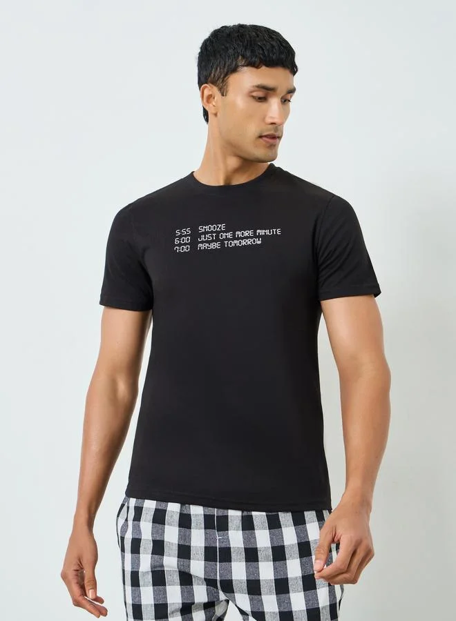 ستايلي طقم بيجاما رجالي تيشيرت أسود مطبوع وبنطلون كاروهات