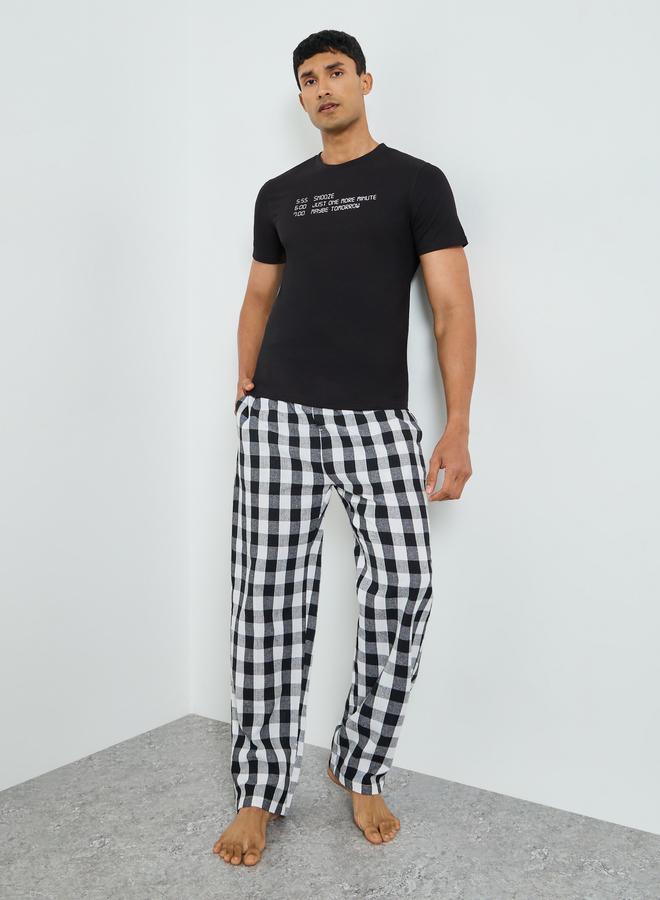 ستايلي طقم بيجاما رجالي تيشيرت أسود مطبوع وبنطلون كاروهات - Image 1