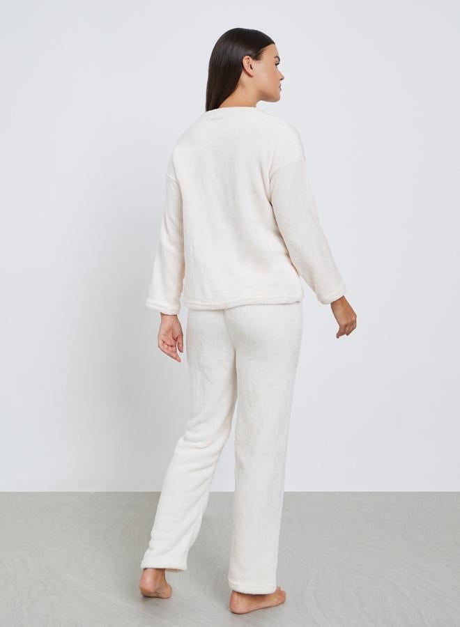 ستايلي طقم بيجاما من بنطال وبلوزة فليس بتفاصيل مُطرّزة - Image 5