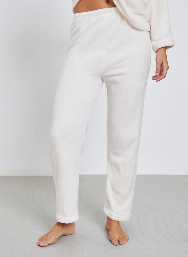 ستايلي طقم بيجاما من بنطال وبلوزة فليس بتفاصيل مُطرّزة - Image 4