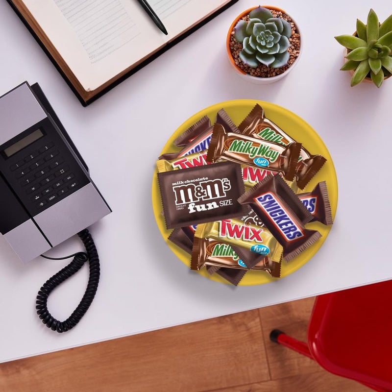 Mars SNICKERS, M&M'S Milk Chocolate, MILKY WAY & TWIX Fun Size Chocolate Candy Variety Pack, Halloween Candy Variety Pack, 75 Ct Bulk Bag - Image 4