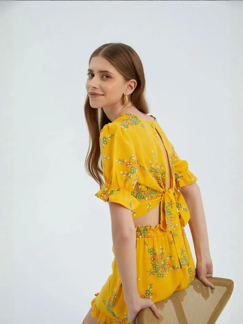 هيكاب بلوزة قصيرة بنقوش زهور وياقة ملتفة وأكمام قصيرة