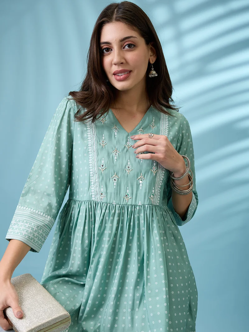 جلو باص تونيك نسائي مطبوع بطبعة عرقية بياقة على شكل حرف  وتفاصيل ترتر وتجمع