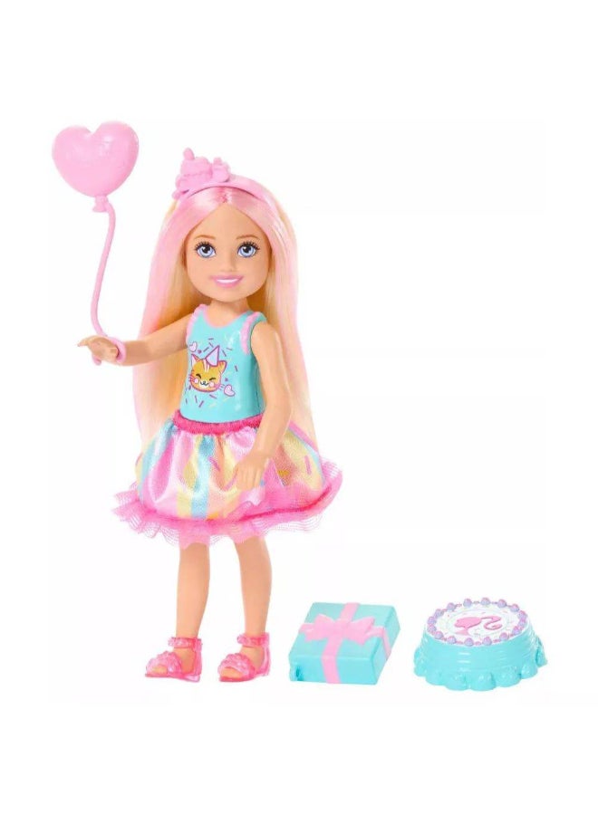 Barbie مجموعة حفلة عيد ميلاد تشيلسي من نادي باربي للعائلة والأصدقاء مع دمية بشعر أشقر (15.24 سم، 4 ملحقات) - Image 2