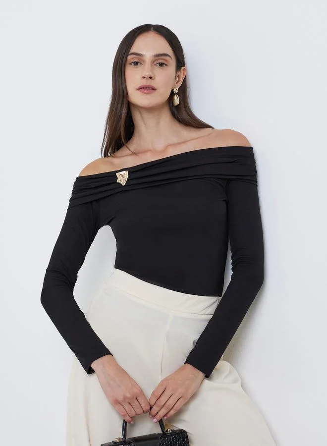 ستايلي بلوزة بتفاصيل أكتاف مكشوفة