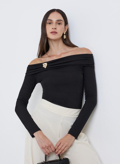 بلوزة بتفاصيل أكتاف مكشوفة