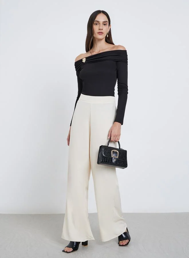 ستايلي بلوزة بتفاصيل أكتاف مكشوفة