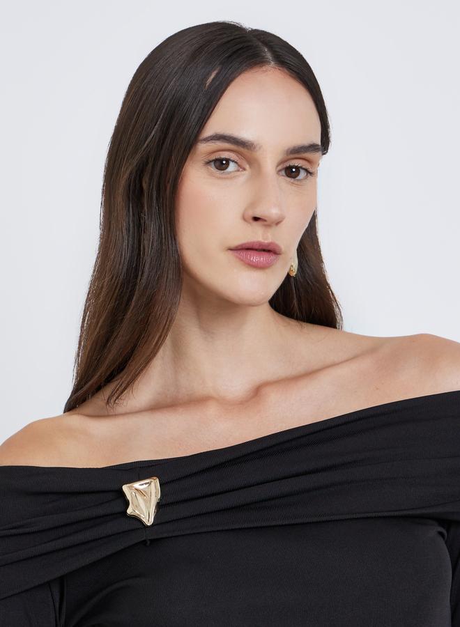 ستايلي بلوزة بتفاصيل أكتاف مكشوفة - Image 4