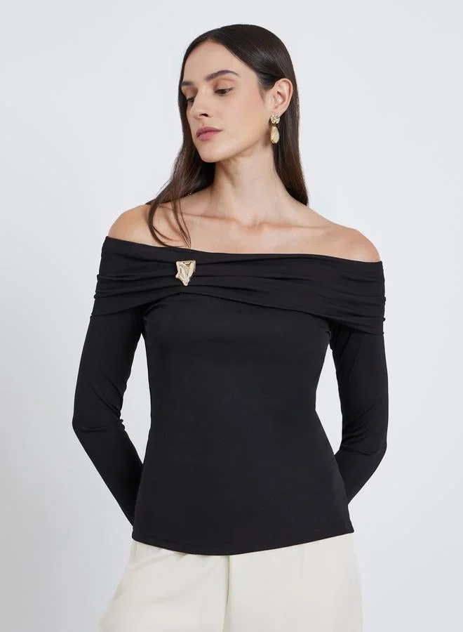 ستايلي بلوزة بتفاصيل أكتاف مكشوفة