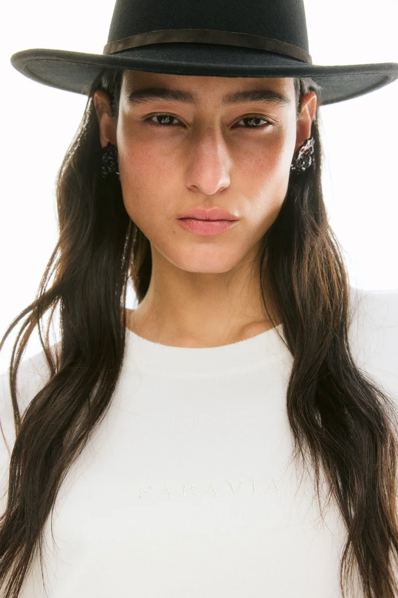 اتش اند ام تي-شيرت بتفاصيل زخرفة