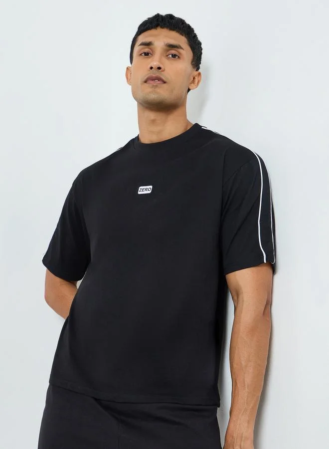 ستايلي تيشيرت بتفاصيل شريط على الأكتاف وقصة واسعة للرجال