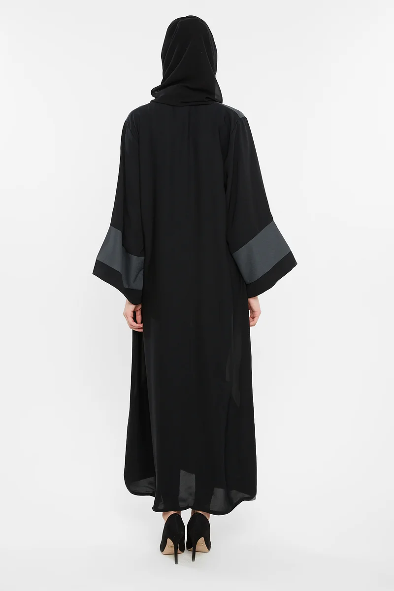 النخبة A casual duo-colored abaya in grey and white with cross cut detail -AJ152A