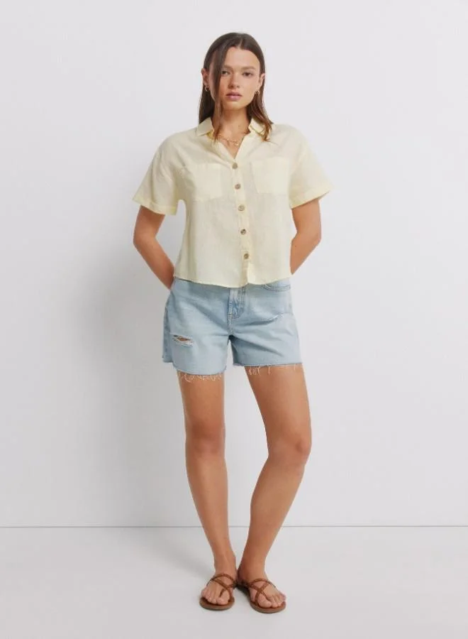 Springfield Linen shirt. Short folded sleeve. V-neck shirt collar. Front buttons. Patch pockets.