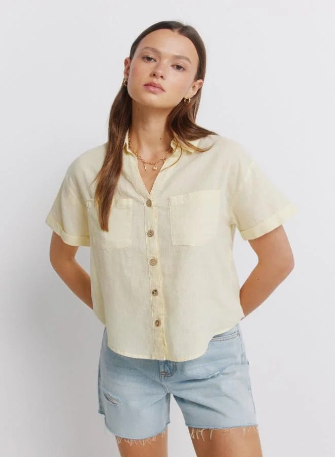 Springfield Linen shirt. Short folded sleeve. V-neck shirt collar. Front buttons. Patch pockets.
