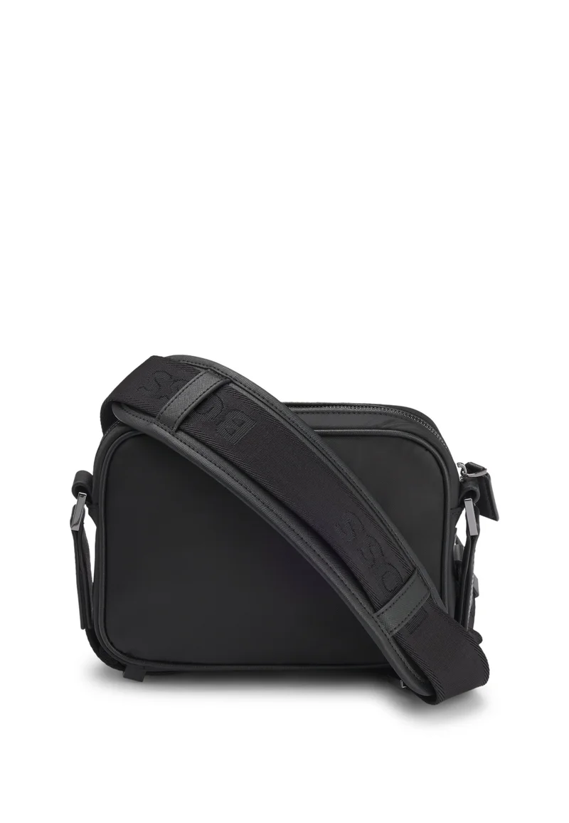 بوس حقيبة كروس بودي بنقش المونوغرام