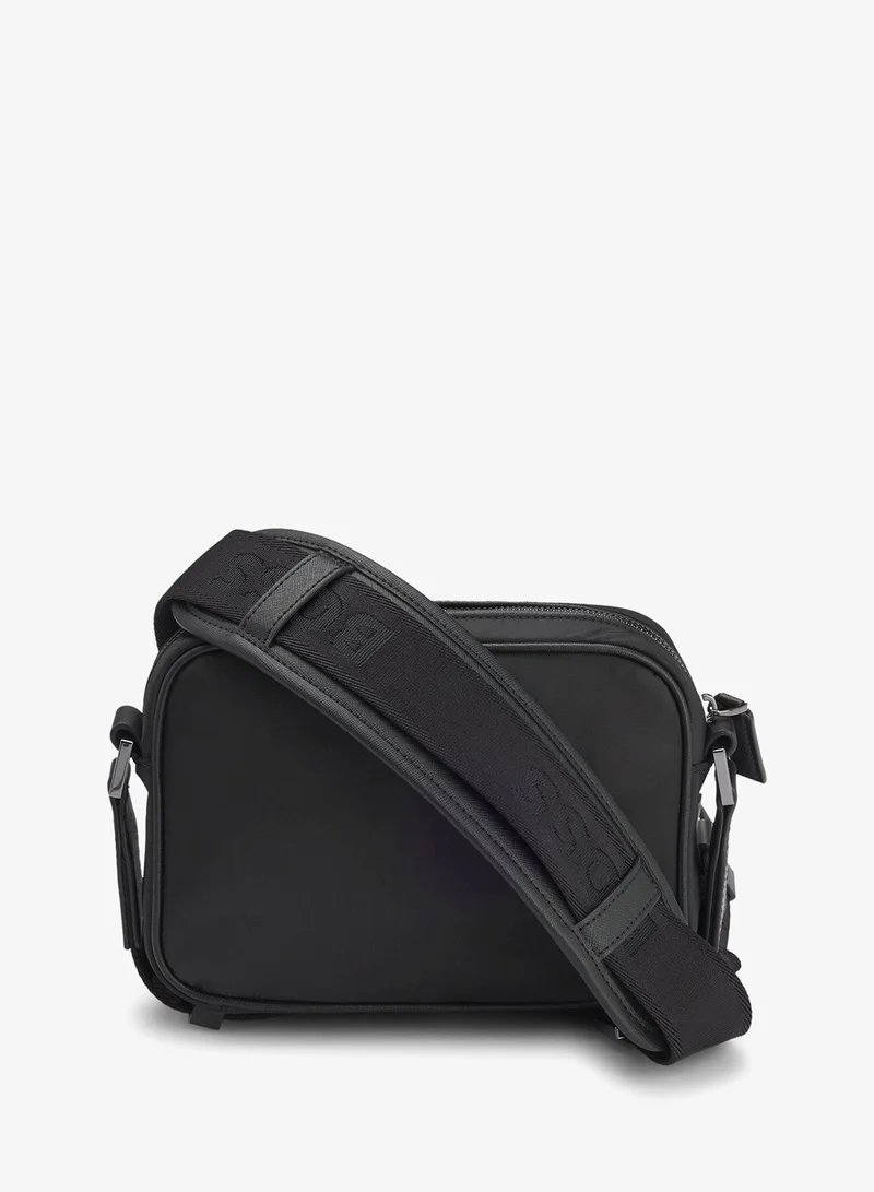 بوس حقيبة كروس بودي بنقش المونوغرام