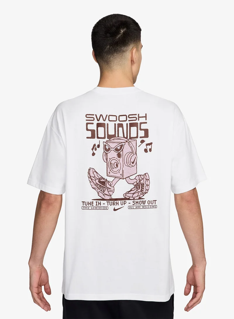 نايكي تيشيرت نسائي فضفاض بشعار