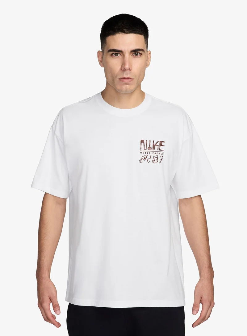 نايكي تيشيرت نسائي فضفاض بشعار