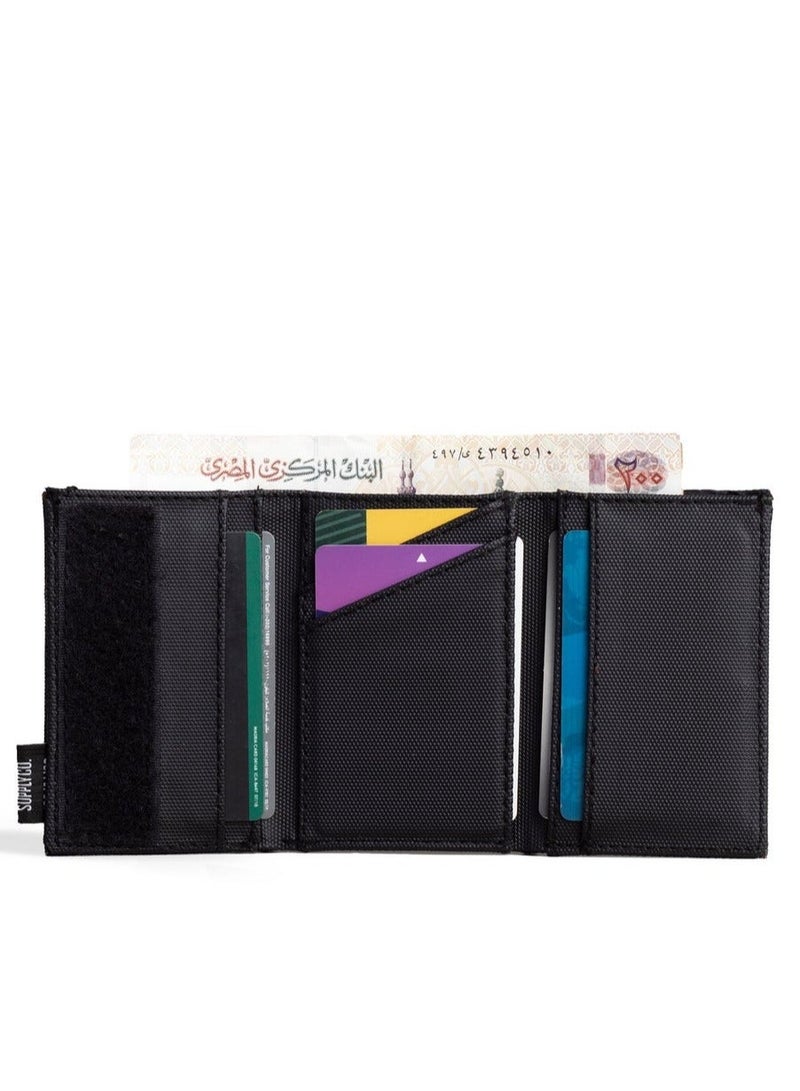 ايه ار سابلاي Ar Tri Wallet من Arij Bags | محفظة قماش مقاوم للمياه، تصميم ثلاثي الطي، 7 جيوب للكروت، جيب للنقود، حماية RFID، تصميم عملي للاستخدام اليومي (أسود) - Image 2