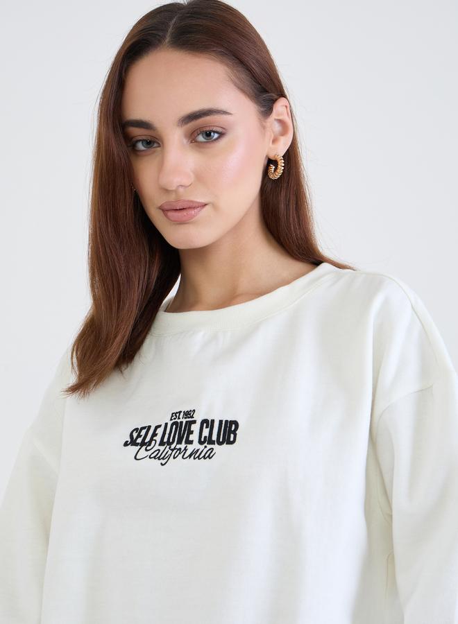 ستايلي سويت شيرت طويل أبيض مائل مطرز - Image 4