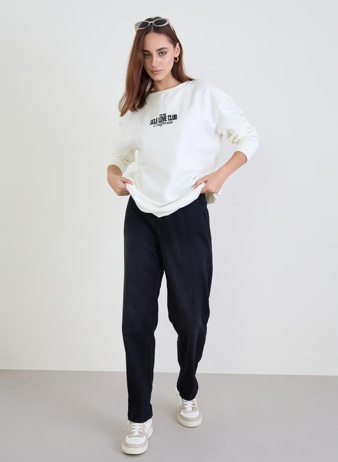 ستايلي سويت شيرت طويل أبيض مائل مطرز - Image 2