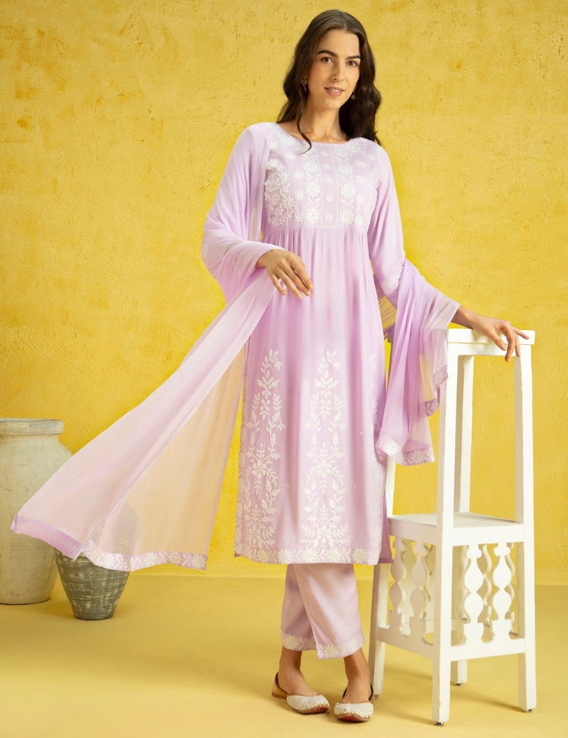 كاري طقم كورتا تشيكانكاري للنساء مع دوباتا - فيت & فلير فيت | شيفون دوباتا مع شريط مطرزة | بنطال مستقيم مع جيب جانبي | مجموعة كورتا للنساء - Image 1