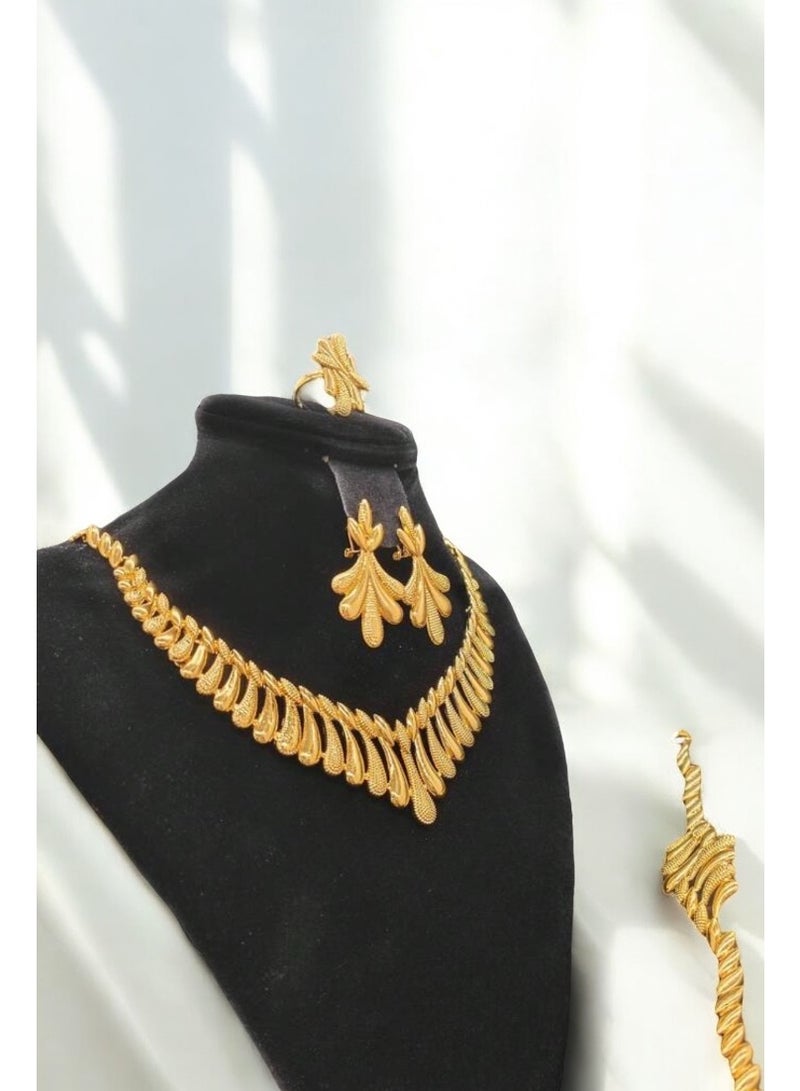 غولدماكس طقم نسائي فاخر شبيه بالذهب مكون من سلسال وحلق اذن واسوارة وخاتم مطلي عيار 21 - Image 4