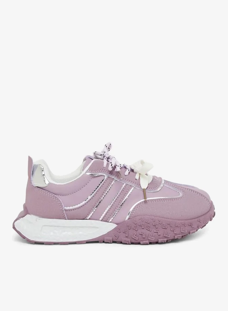 ستايلي اكتيف سنيكرز مخطط بنعل مزخرف برباط