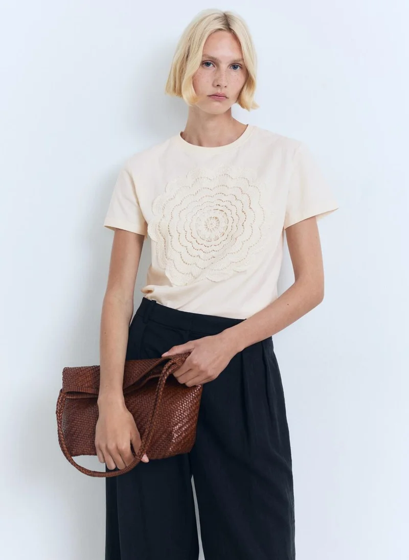 مانجو Crochet Flower Embroidered T-Shirt