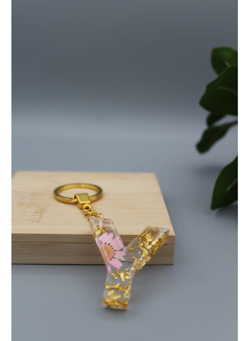 Keychain decorated with dried roses and gold leaf letter Y made of luxurious resin - Image 2