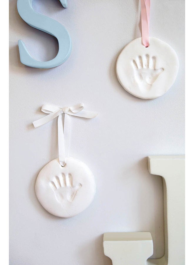 بيرل هيك طقم زينة تذكارية لبصمة يد الطفل وبصمة قدمه مع شريط، 7.4 × 6.6 × 1.7 بوصة - Image 2