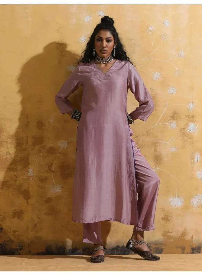 ترو برونز trueBrowns Lilac Muslin Silk High-Slit Kurta Pant Set
