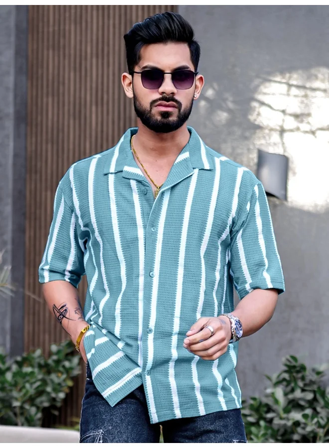مانياك قميص رجالي أزرق مخطط بياقة بوب كورن وأكمام 3/4