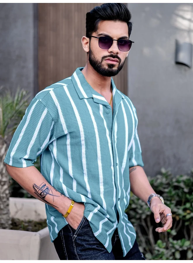مانياك قميص رجالي أزرق مخطط بياقة بوب كورن وأكمام 3/4