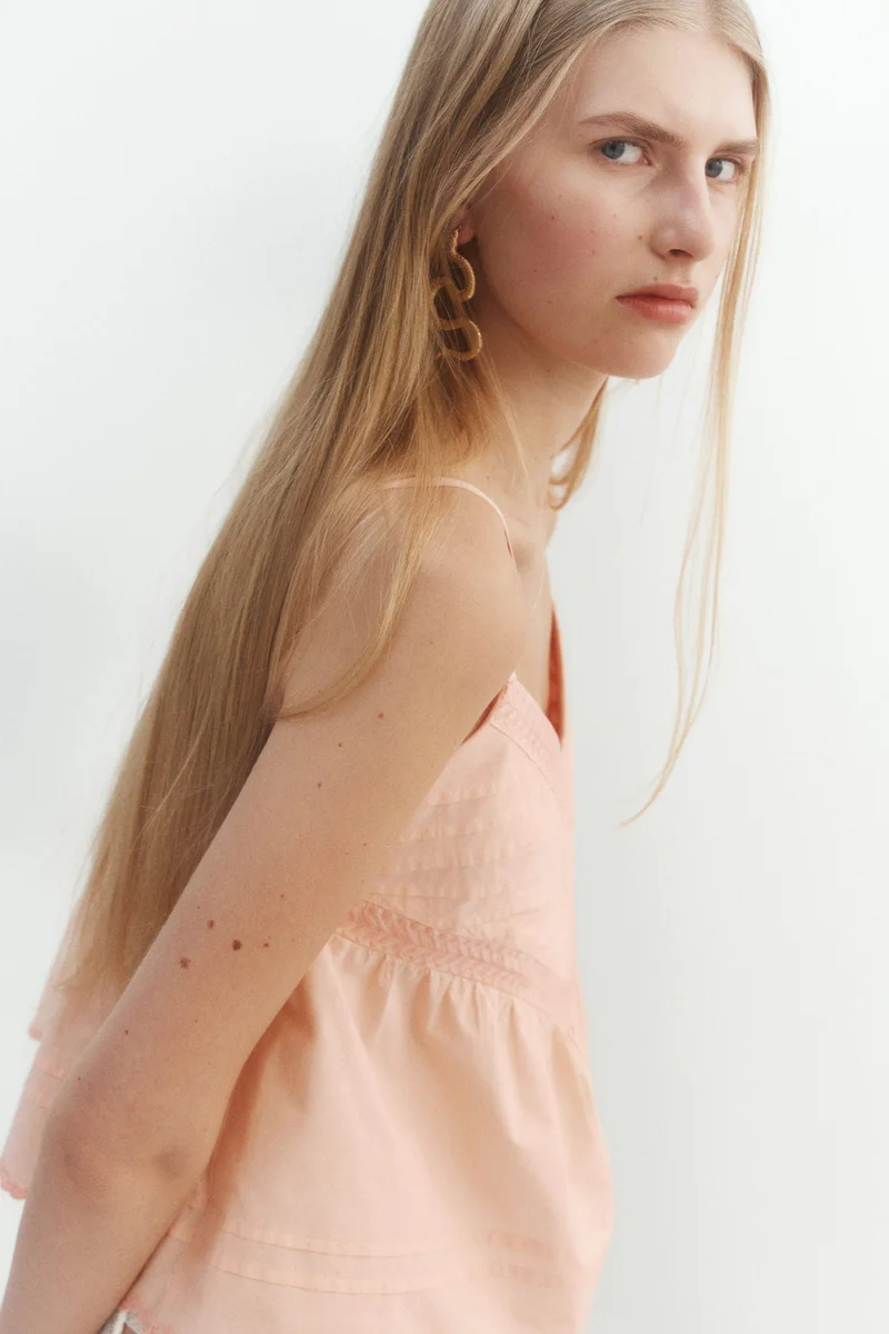 اتش اند ام بلوزة بحمالات ودرزات طولية