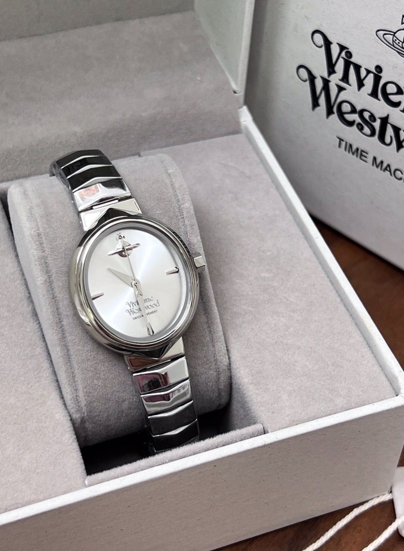فيفيان ويستوود عنوان: ساعة فيفيان ويستوود ب في لون فضي عظام الثعبان الصغيرة - مزيج صغير ومتنقى من الأناقة الحسنة والفنية للعلامة التجارية​ - Image 2
