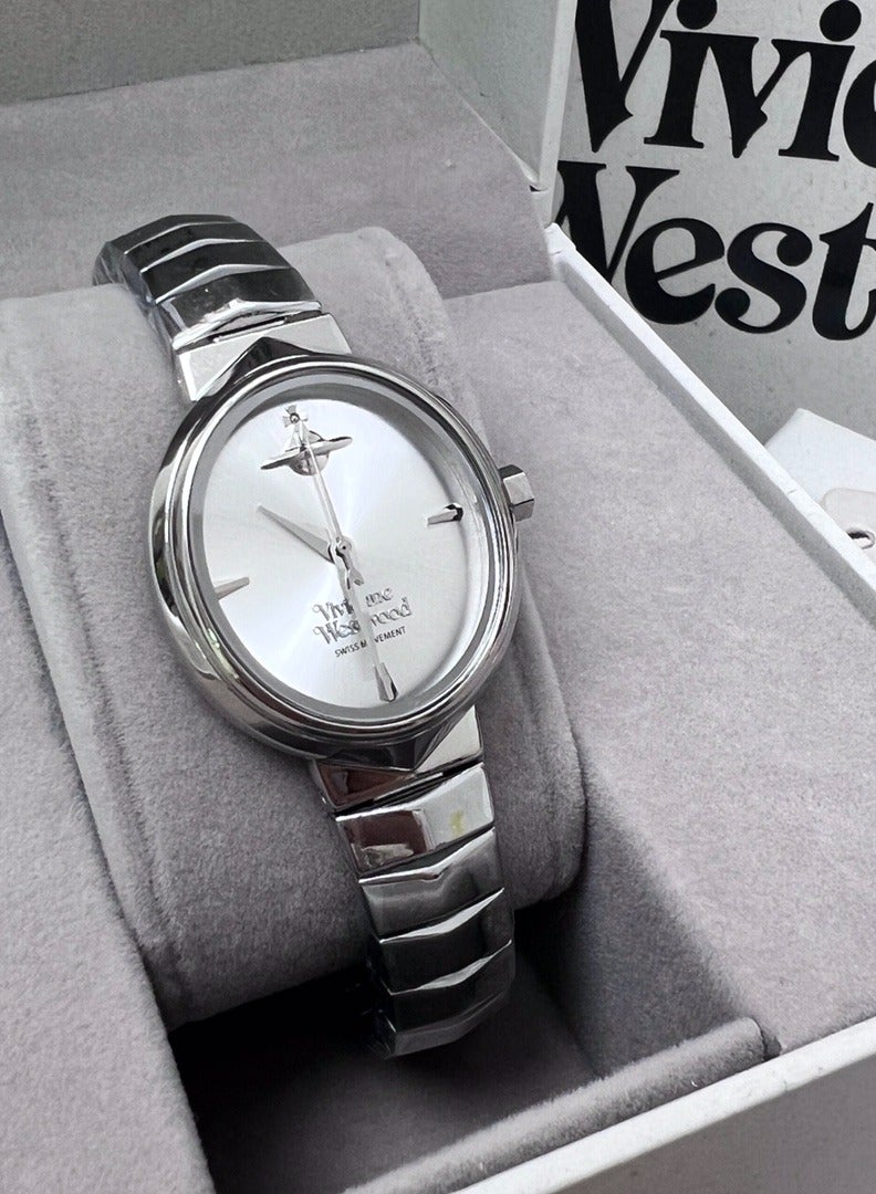 فيفيان ويستوود عنوان: ساعة فيفيان ويستوود ب في لون فضي عظام الثعبان الصغيرة - مزيج صغير ومتنقى من الأناقة الحسنة والفنية للعلامة التجارية​ - Image 4