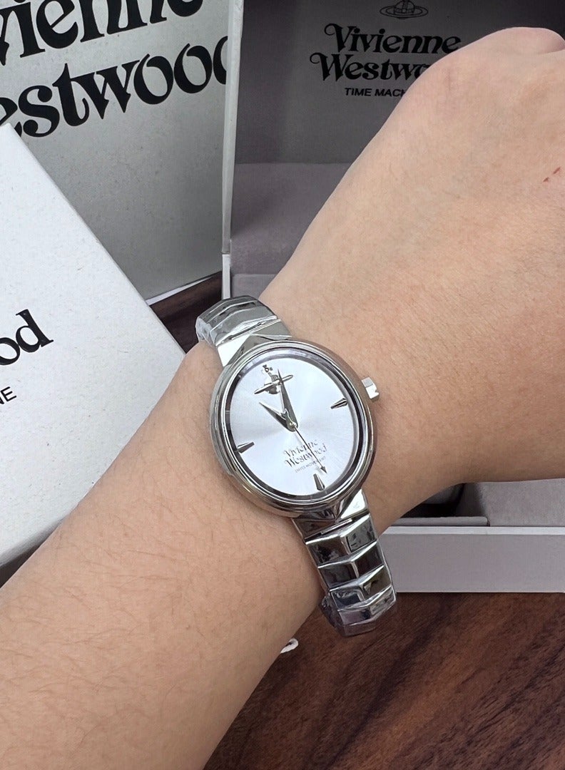 فيفيان ويستوود عنوان: ساعة فيفيان ويستوود ب في لون فضي عظام الثعبان الصغيرة - مزيج صغير ومتنقى من الأناقة الحسنة والفنية للعلامة التجارية​ - Image 5