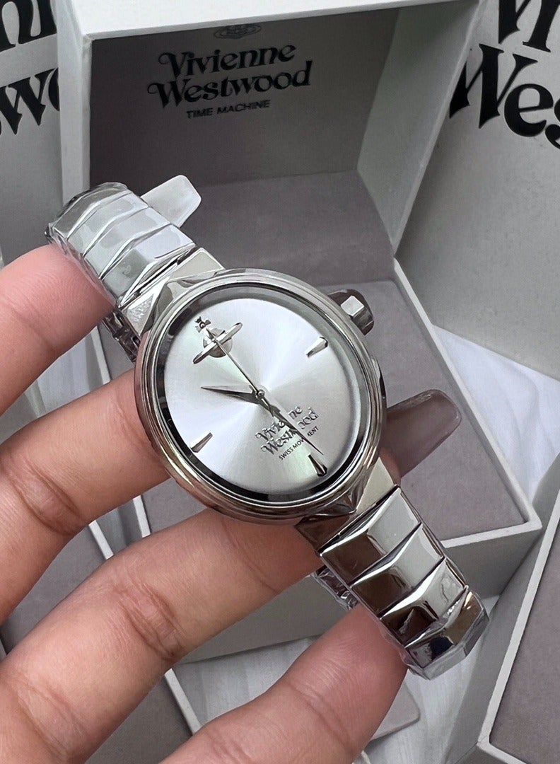فيفيان ويستوود عنوان: ساعة فيفيان ويستوود ب في لون فضي عظام الثعبان الصغيرة - مزيج صغير ومتنقى من الأناقة الحسنة والفنية للعلامة التجارية​ - Image 1