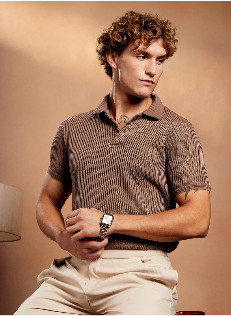 كامبوس سوترا Campus Sutra Men's Mocha Brown Solid Ribbed Polo T-Shirt For Casual Wear | Polo Neck | Short Cuffed Sleeves | Half-Button Closure | T-Shirt Crafted With Comfort Fit For Everyday Wear
