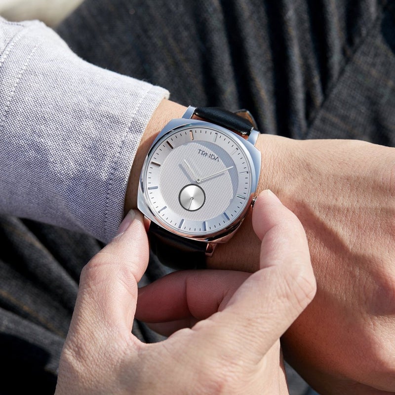 ترندا TRNDA SQUARE 45MM ساعة يد للرجال من الفولاذ المقاوم للصدأ - سوار جلد أسود أنيق ومينا فضي فريد - Image 2