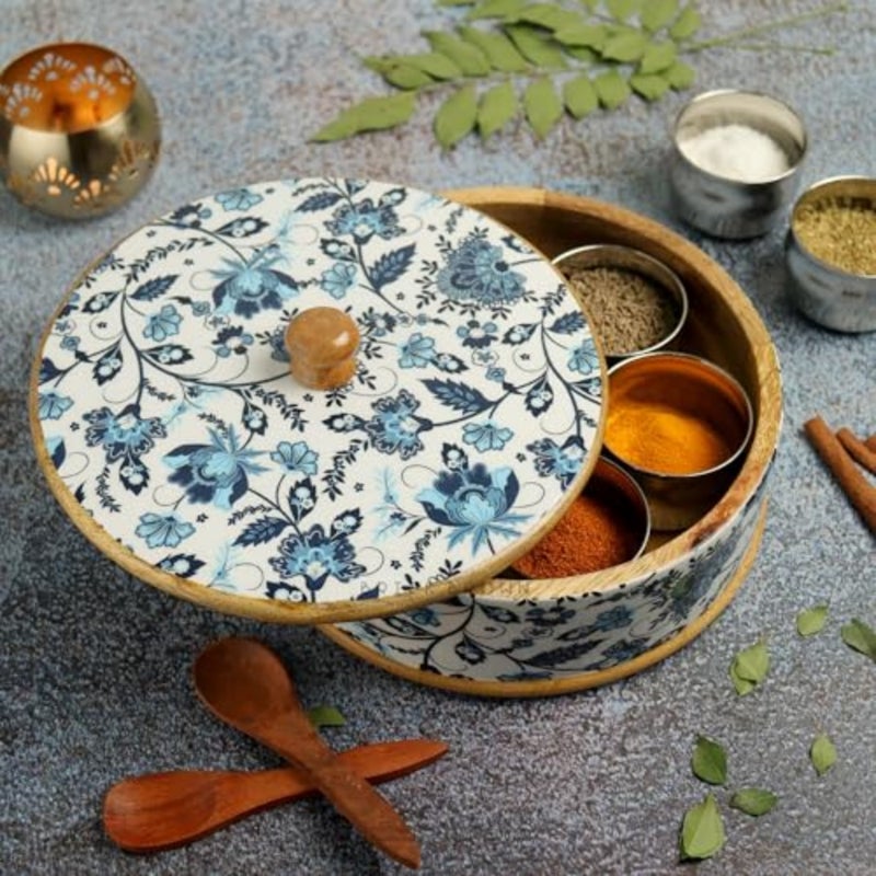 صندوق ماسالا خشبي مصنوع يدويًا للاستخدام في المطبخ، لون الخشب الطبيعي، مقاس صغير 8.25 × 3.75 بوصة مع 7 أوعية بهارات وملعقة خشبية - Image 4