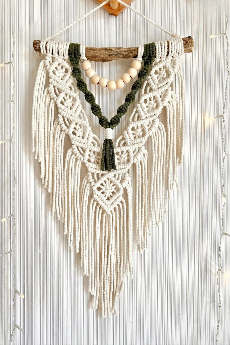 انتيكيانو "قطعة مكرمية جدارية أنيقة مصنوعة يدويًا من خيوط القطن الطبيعي، بتصميم بوهيمي بسيط يضفي لمسة دافئة وعصرية على أي مساحة. مثالية لتزيين غرف النوم، المعيشة أو حتى المداخل، وتعتبر خيارًا رائعًا كهدية لعشاق الديكور اليدوي."