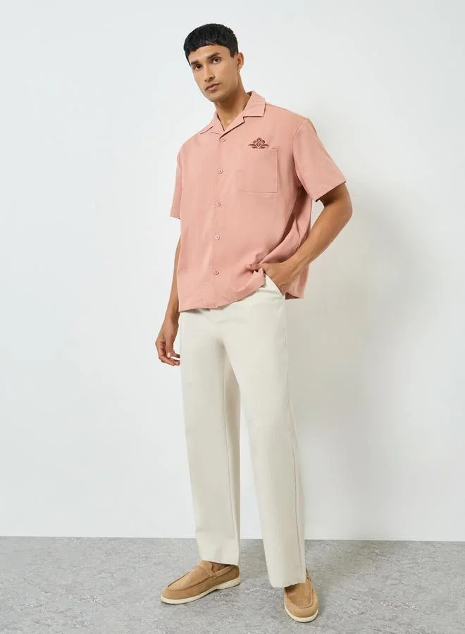 ستايلي قميص واسع بجيب صدر مُطرّز